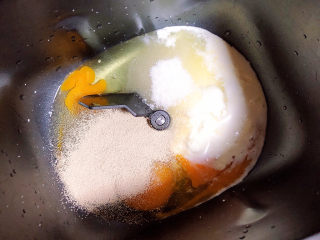 5、山药小饼,将鸡蛋、淡奶油、白糖、酵母粉放入面包机中。