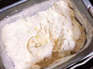 6、山药小饼,放入山药泥，面粉，开始揉面。揉匀后开始发酵。