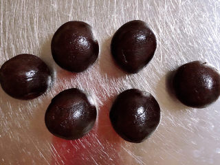 8、山药小饼,揉成一个个圆形。