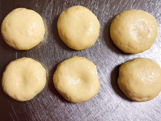 11、山药小饼,将面分成均匀的小面团，揉匀。