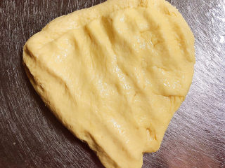 10、山药小饼,将面取出一块，按扁排除气体。