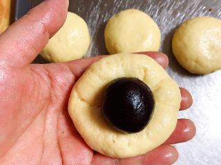 12、山药小饼,将面团压扁，包入豆沙馅，四周捏起，包好即可。