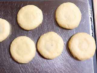 14、山药小饼,用手压成饼型。