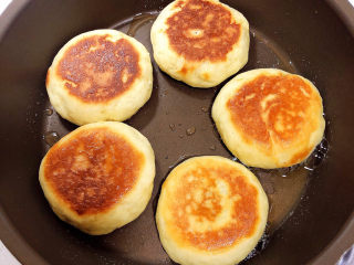 16、山药小饼,翻面，继续煎至焦黄色，即可出锅了。