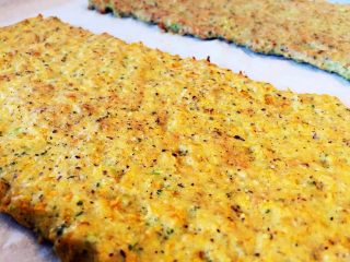 9、蔬菜核桃彩虹饼—吃法百变彩虹饼,烤至表面呈现微微金黄，从烤箱取出