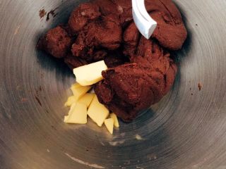 6、迷你巧克力麻薯软欧,加入黄油