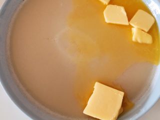 9、迷你巧克力麻薯软欧,蒸好后趁热加入黄油