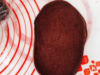 11、迷你巧克力麻薯软欧,取一个面团擀成椭圆形，两头一边大一边小一点