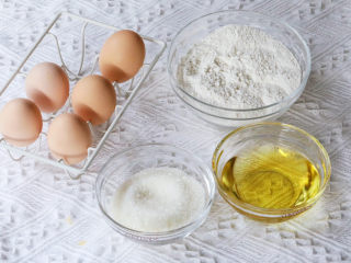 1、咕咕霍夫海绵蛋糕,准备好材料