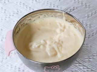 5、咕咕霍夫海绵蛋糕,提起打蛋头滴落时纹路不易消失即可