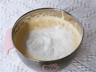 6、咕咕霍夫海绵蛋糕,筛入低筋面粉