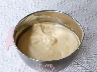 7、咕咕霍夫海绵蛋糕,翻拌均匀