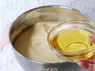 8、咕咕霍夫海绵蛋糕,加入玉米油