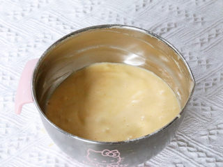 9、咕咕霍夫海绵蛋糕,翻拌均匀