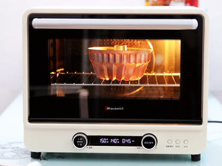 11、咕咕霍夫海绵蛋糕,放入预热好的海氏i7烤箱，上下150度，下火140度，中层烘烤45分钟