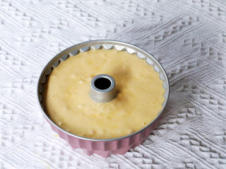 10、咕咕霍夫海绵蛋糕,将拌匀的蛋糕糊倒入咕咕霍夫模具中，再提起模具震出大气泡