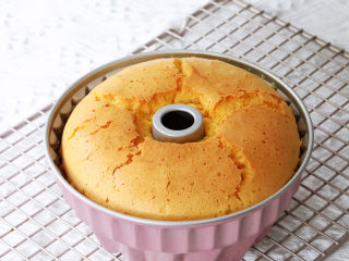 12、咕咕霍夫海绵蛋糕,取出晾凉无需倒扣