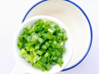 5、蒜香烤吐司,加入葱花。