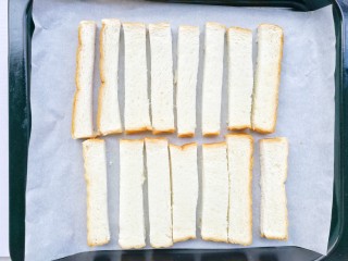 7、蒜香烤吐司,烤盘垫油纸，吐司码入烤盘中。