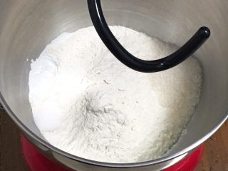 1、快速早餐吐司片-鸡蛋味,高筋粉和泡打粉放入厨师机，盐和细砂糖对角放。