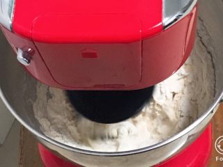 3、快速早餐吐司片-鸡蛋味,启动厨师机搅拌一下。