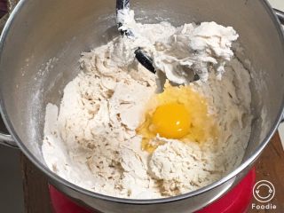 4、快速早餐吐司片-鸡蛋味,加入鸡蛋。