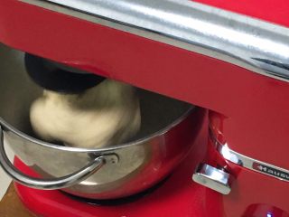 5、快速早餐吐司片-鸡蛋味,厨师机揉面20分钟。