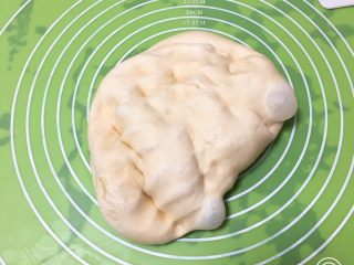 13、快速早餐吐司片-鸡蛋味,取出面团排气。