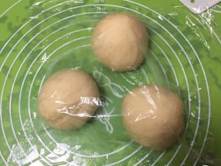 14、快速早餐吐司片-鸡蛋味,分成三个剂子，盖上保鲜膜静置20分钟。