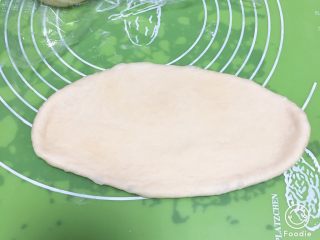 15、快速早餐吐司片-鸡蛋味,将剂子擀成椭圆形。
