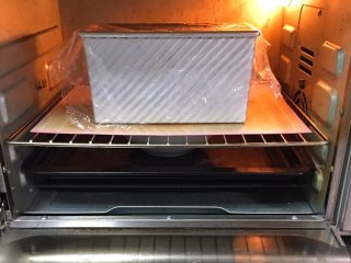 18、快速早餐吐司片-鸡蛋味,吐司盒送入烤箱两次发酵，方法同上也是60分钟。