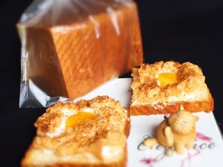 25、快速早餐吐司片-鸡蛋味,拿出冷却一下。