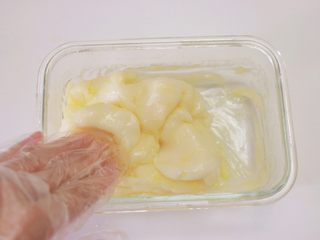 18、甜心可可麻薯馒头,戴上一次性手套，将黄油和麻薯揉匀至充分吸收，看不到油脂的状态