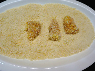 2、麻辣鸡米花,再放入准备好的面包糠中均匀的裹一下，记得裹好以后也要抖抖