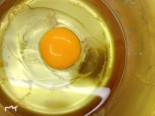 1、黑麦核桃桃酥,玉米油里加鸡蛋打匀