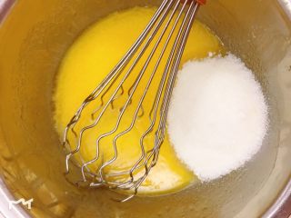 2、黑麦核桃桃酥,放入细砂糖打匀