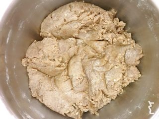 4、黑麦核桃桃酥,搅拌至无干粉