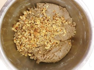 5、黑麦核桃桃酥,放入核桃碎，尽量切碎一点