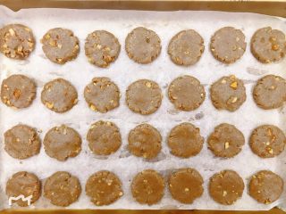 6、黑麦核桃桃酥,分成20g每个的小面团，先揉成小球，再按压扁，周围会形成自然的裂纹