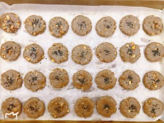 7、黑麦核桃桃酥,装饰黑芝麻，烤箱预热至180度