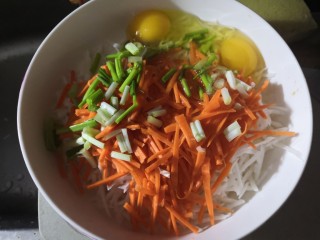 1、萝卜丝饼,白萝卜和胡萝卜切丝，加入二个鸡蛋，盐，胡椒粉，面粉，少许水调成面糊