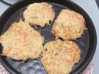 2、萝卜丝饼,电饼铛或者平底锅倒入面糊，一个个饼状