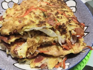 5、萝卜丝饼,放火腿肠粉可以一整个直接摊开，两面微煎