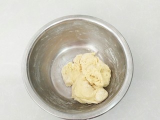3、毛毛虫面包,拌至无干粉状态。