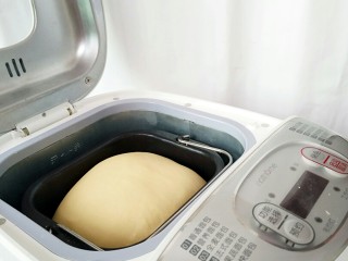 8、毛毛虫面包,发酵到双倍大。