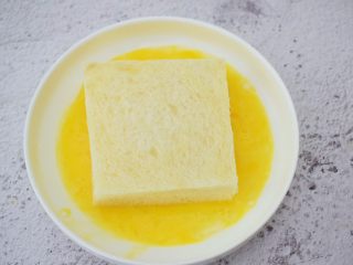 9、芒果酸奶吐司,放入蛋液中