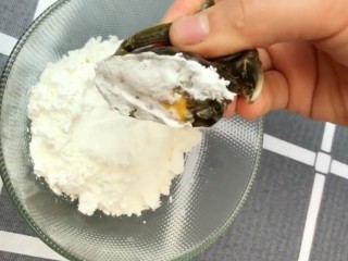 3、香辣蟹,切口处沾上玉米淀粉