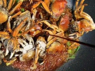 7、香辣蟹,放入螃蟹加料酒，生抽翻炒均匀