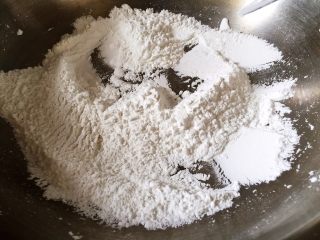 1、枣泥馅,糯米粉放入锅中，用小火慢慢炒至发黄