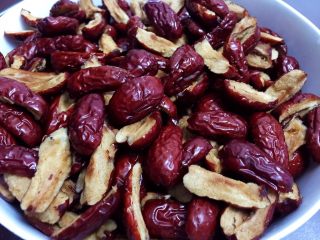 2、枣泥馅,红枣洗净，去核（一定要去除干净）